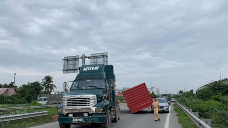 Thùng container bị rơi đè lên ô tô 4 chỗ chạy song song trên cao tốc Long Thành