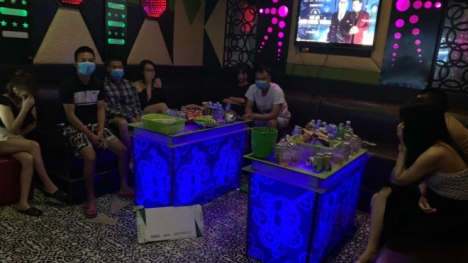 Tin tức pháp luật 24h: Phát hiện 8 khách và nhân viên 'thư giãn' trong quán hát