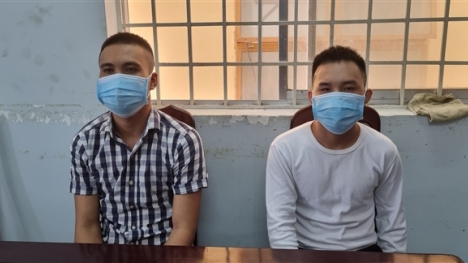 Tin tức pháp luật 24h: Bắt được 2 kẻ bị truy nã trong dòng người từ TP.HCM về quê