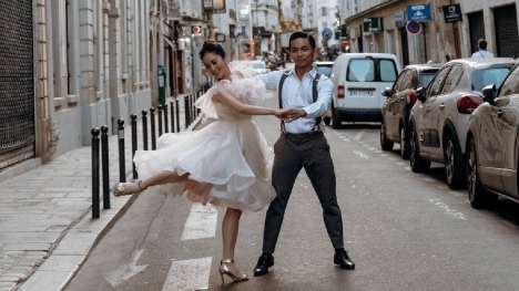 13 năm yêu nhau, Khánh Thi và Phan Hiển tái hiện lại mối tình 'chị - em' trên đất Pháp