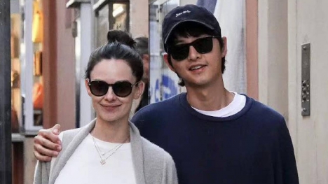 Song Joong Ki diện mạo hốc hác, cùng vợ bầu đi dạo trên đường phố Rome