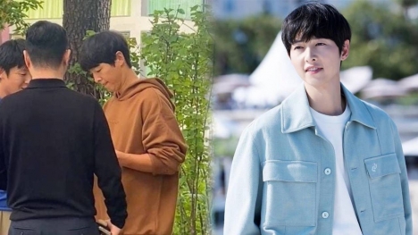 Song Joong Ki bị 'người qua đường' ghi lại khoảnh khắc ngoài đời khiến dân tình thất vọng