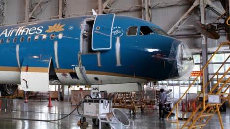 Máy bay Vietnam Airlines bị móp mũi do va chạm với chim