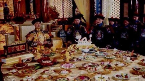 Các hoàng đế nhà Thanh khi ăn uống phải trải qua 4 công đoạn, thái giám giữ vai trò quan trọng liên quan đến tính mạng đế vương