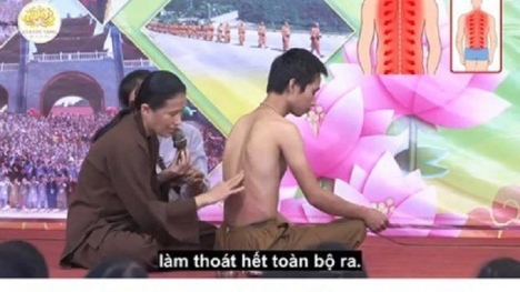 Bác sĩ tiết lộ điều bất ngờ về phương pháp vỗ dầu hỏa chữa bệnh của cô Yến chùa Ba Vàng
