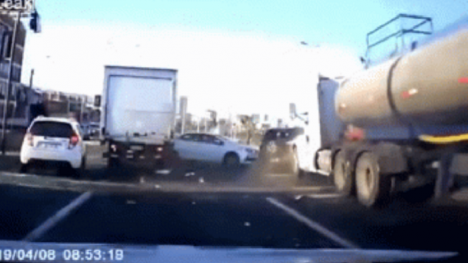 Khoảnh khắc kinh hoàng khi xe bồn và xe tải đâm hàng loạt ô tô dừng đèn đỏ