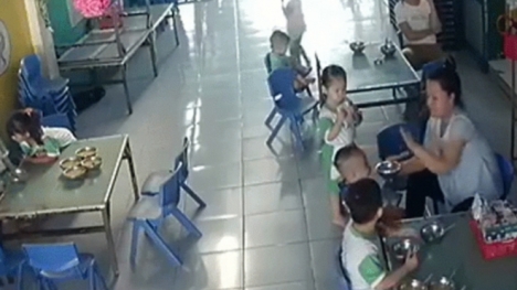 Xôn xao clip bảo mẫu đánh đập, nhồi nhét cơm vào miệng trẻ