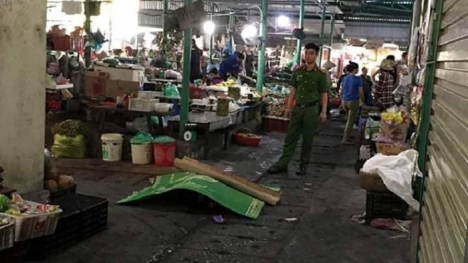 Người đàn ông tự tử trước cổng chợ sau khi sát hại bạn gái