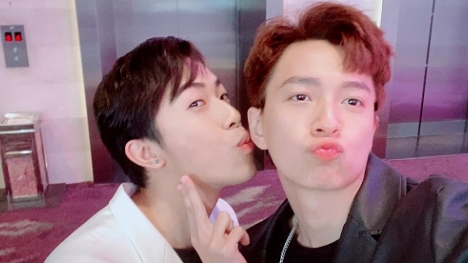 Ngô Kiến Huy đăng ảnh tình tứ với Cris Phan, không ngờ lại gặp phải tình địch 'cứng cựa'