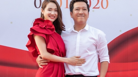 Nhã Phương có hành động ngọt giữa lúc 'đứa con' của Trường Giang gặp trục trặc