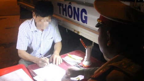 Tài xế vi phạm nồng độ cồn, xúc phạm CSGT bị phạt 35 triệu đồng