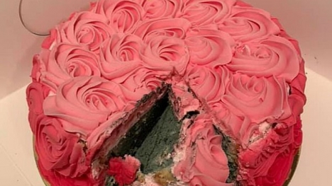 Một bà mẹ bất ngờ phát hiện thứ kinh hoàng bên trong chiếc bánh sinh nhật mua cho con gái