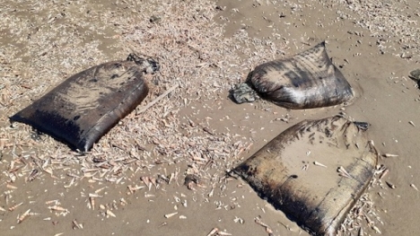 700 bao tải chứa chất lỏng đen 'lạ' dạt vào biển, dân bất ngờ khi phát hiện bên trong