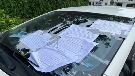 Thông tin mới về vụ hàng loạt ô tô ở Hà Nội bị dán giấy kín xe vì đỗ dưới lòng đường