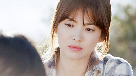 Song Hye Kyo vẫn âm thầm lục tìm ảnh Song Joong Ki hậu ly hôn