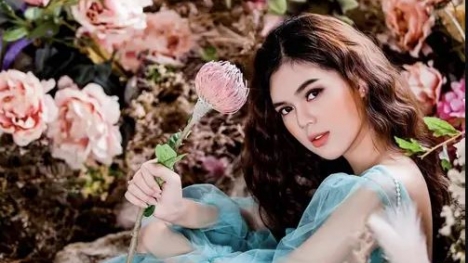 Ngọc Trinh khoe ảnh hở bạo đỏ mặt, dân tình lại chỉ chú ý màn thả thính