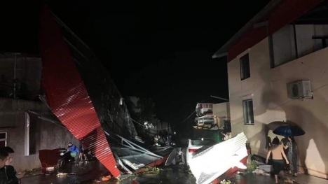 Yên Bái: Mưa đá khiến nhiều nhà dân tốc mái, xe máy đổ la liệt