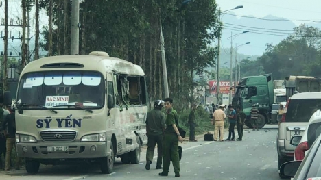 Xe đầu kéo va chạm kinh hoàng với xe khách, 5 người thương vong