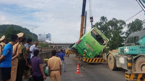 Danh tính các nạn nhân trong vụ xe khách lao xuống sông ở Thanh Hóa