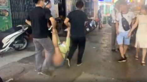 Bị nhân viên quán bar khiêng ra ngoài, chị gái gào khóc và lột áo ăn vạ trên phố Tạ Hiện để đòi 110k