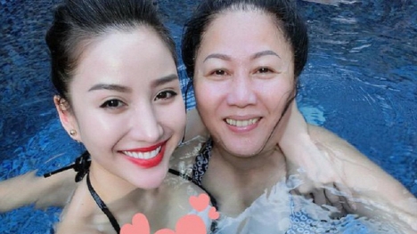 Hot girl ăn chơi nhất Sài Thành khoe quà tặng mẹ ngày Mother's Day khiến ai cũng trầm trồ