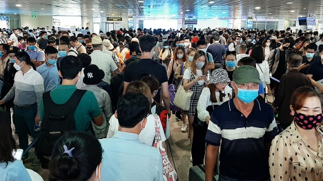 Sân bay Tân Sơn Nhất đông nghịt người ngày mùng 5 Tết, giá vé tăng cao chót vót
