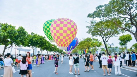 Người dân Đà Nẵng ùn ùn đến đường ven sông Hàn xem ngày hội khinh khí cầu