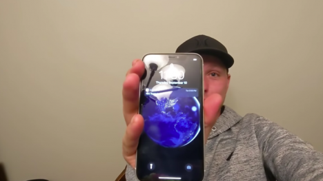 Tận thấy khả năng trâu bò của iPhone: Ngâm mình nửa năm dưới hồ mà vẫn sống