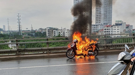 Cháy xe Honda SH trên cầu Nhật Tân, của một đống tiền ra đi trong tích tắc