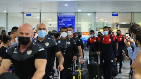 ĐT Oman đổ bộ xuống Nội Bài, mang theo 2,5 tấn hành lý tới Việt Nam