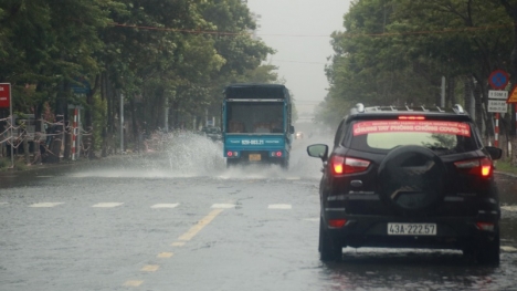 Bão số 5 suy yếu thành áp thấp nhiệt đới, gây mưa lớn cho Đà Nẵng đến Bình Định