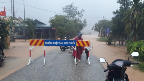 Bão số 5: 45 người kẹt trong rừng Thừa Thiên - Huế; 50 căn nhà tốc mái ở Quảng Trị