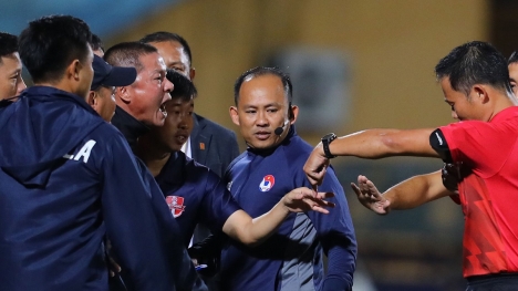 Nguyên nhân HLV Chu Đình Nghiêm nổi nóng với trọng tài ở trận hòa Viettel?