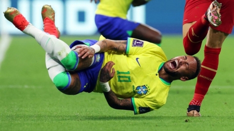 HLV Brazil lên tiếng về chấn thương của Neymar sau trận thắng Serbia