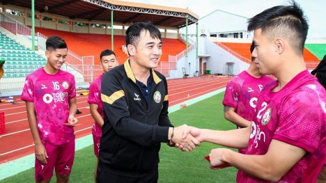 Video: Trước trận CAHN đấu Bình Định, HLV Nguyễn Đức Thắng chê mặt sân Hàng Đẫy quá xấu