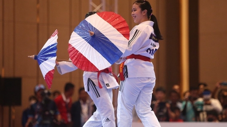 Độc lạ SEA Games 32: Võ sĩ mang chảo, nón quai thao lên sàn đấu