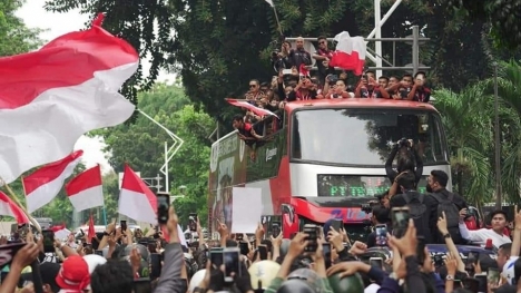 Video: Biển người Indonesia đổ xuống phố ăn mừng chức vô địch SEA Games 32