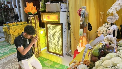 Xúc động hình ảnh hậu vệ ĐT Việt Nam bật khóc nức nở tiễn biệt thầy