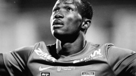 Video: Một cầu thủ bóng đá qua đời ngay trên sân vì đột quỵ