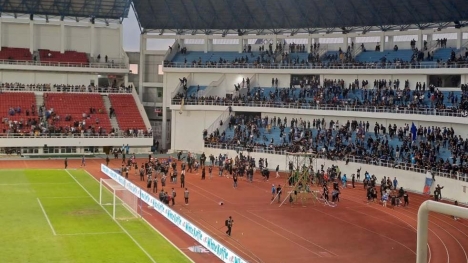 Bạo loạn sân cỏ tiếp tục bùng phát tại Indonesia, 1 quan chức cấp cao bị tấn công