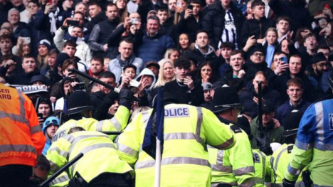 Bạo loạn tại Cup FA, cầu thủ phải trực tiếp bảo vệ người thân