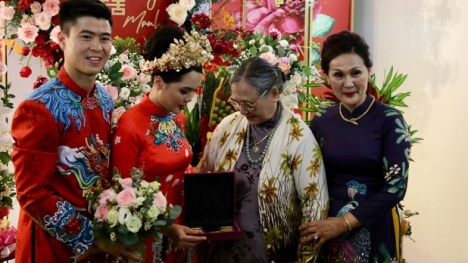 Vợ chồng Duy Mạnh – Quỳnh Anh được bà ngoại tặng 10 cây vàng trong lễ ăn hỏi