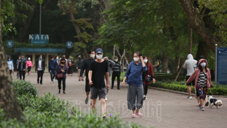 Mức phạt đến 300 nghìn đồng với người vi phạm quy định 'hạn chế ra đường'