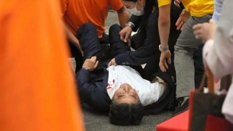Cựu thủ tướng Shinzo Abe nguy kịch, nghi phạm xả súng hé lộ lý do xuống tay