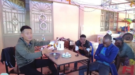 Quang Linh Vlogs lại gặp biến nơi xứ người, cuối năm tiền của cứ 'đội nón ra đi'