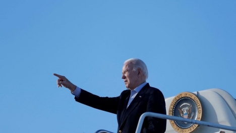 Phát hiện UFO lơ lửng quanh Air Force One: Người ngoài hành tinh đang theo đuôi Biden?