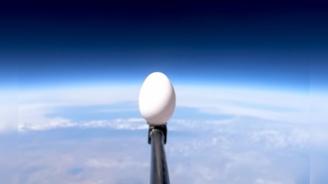 Chuyện gì xảy ra khi thả một quả trứng từ ngoài vũ trụ xuống Trái đất?