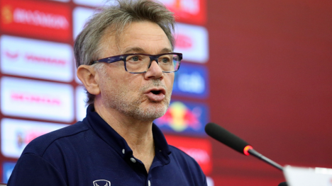 HLV Troussier: 'Quang Hải, Công Phượng hiện không xứng đáng lên tuyển Việt Nam'