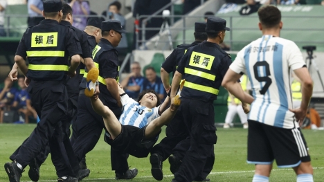 Nụ cười mãn nguyện của thanh niên Trung Quốc lao vào sân ôm Messi