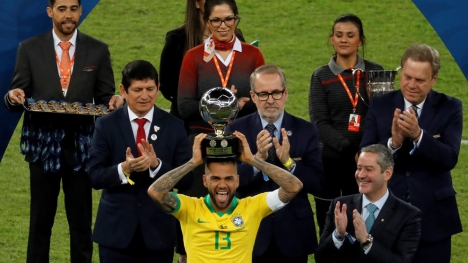 'Ông già' 36 tuổi Dani Alves đoạt danh hiệu cầu thủ xuất sắc nhất Copa America 2019